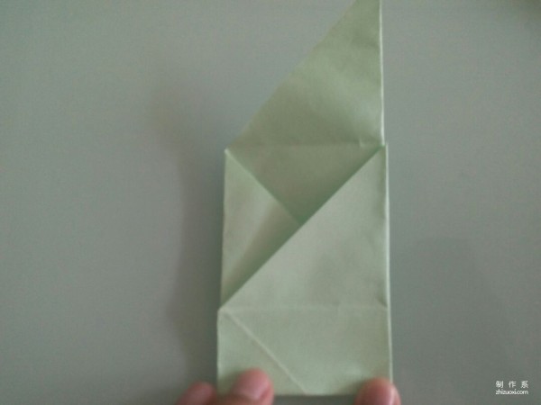 Illustrated tutorial on the manual origami method of angular paper boxes