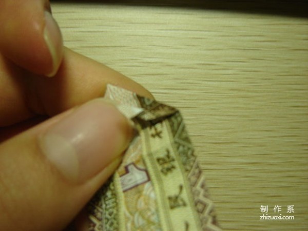 Illustrated tutorial for DIY handmade origami camera toys using RMB or US dollar banknotes