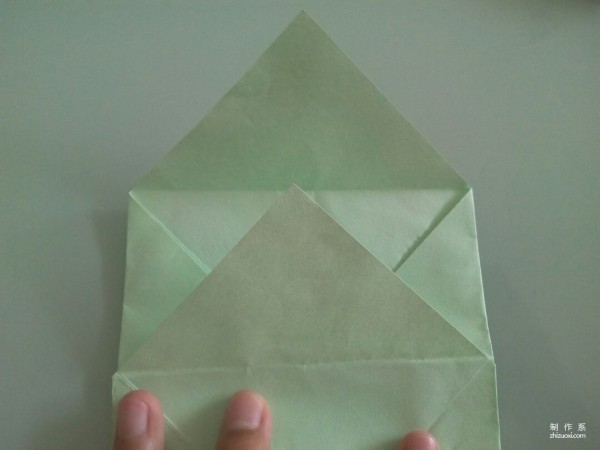 Illustrated tutorial on the manual origami method of angular paper boxes