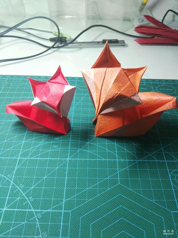 Illustrated tutorial on the origami method of the cute little fox