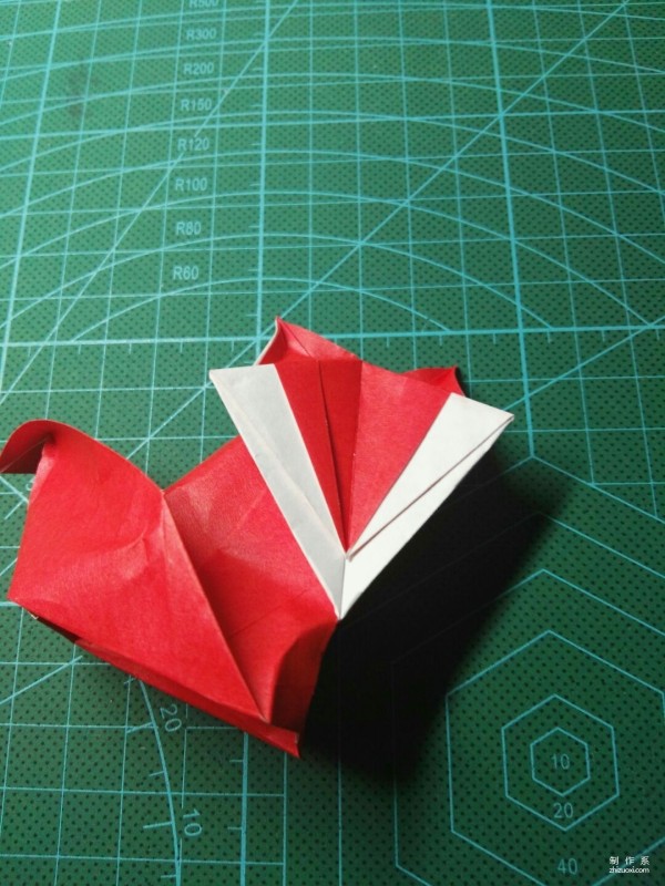 Illustrated tutorial on the origami method of the cute little fox