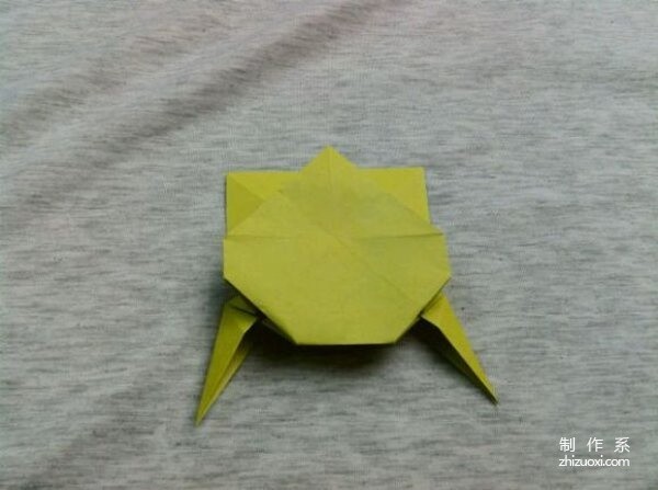 A complete tutorial on how to make origami toads and frogs