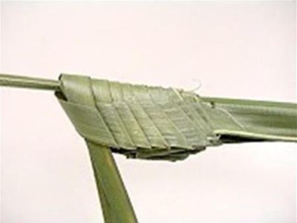 Illustrated tutorial on the hand-weaving method of coconut leaves and grasshoppers