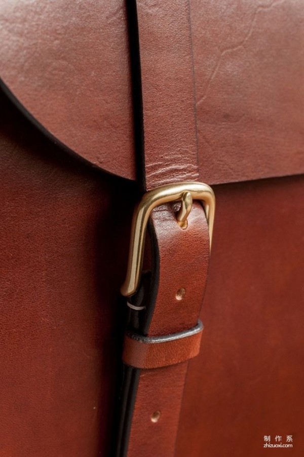 Classic leather briefcase with accordion side panels