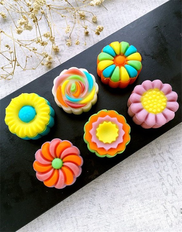 Appreciate the very creative hand-baked DIY creative Mid-Autumn moon cakes