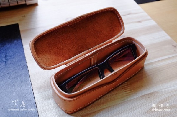 Koma sewing glasses case