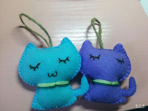 A super cute kitten pendant made from handmade fabrics, which is great as a keychain.