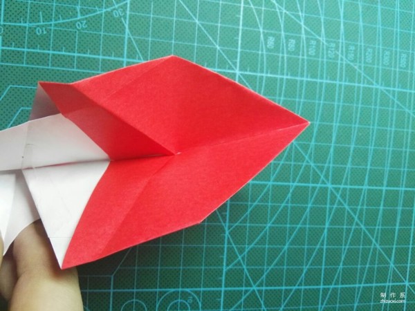 Illustrated tutorial on the origami method of the cute little fox