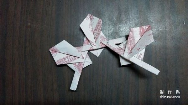 Illustrated tutorial on how to make origami paper money five-petal lotus