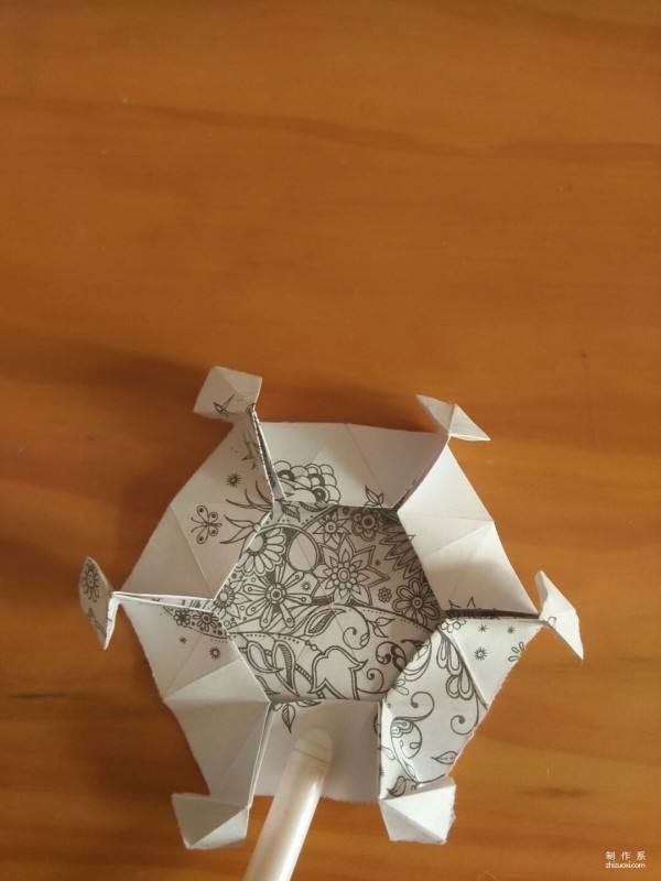 Simple and beautiful hand-made origami method of snowflake carton