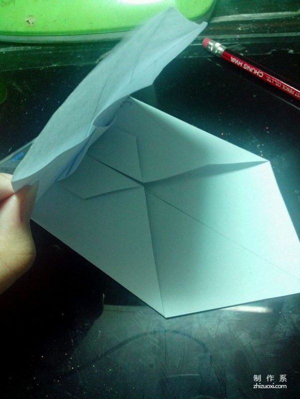 A real-life illustrated tutorial on how to make Aiswan paper box origami