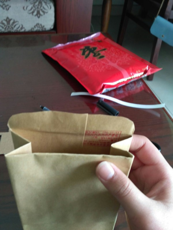 Illustration of the manual origami method of kraft paper packaging bags