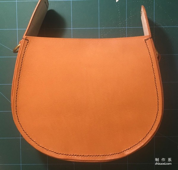 The production process of Hermès classic saddle bag