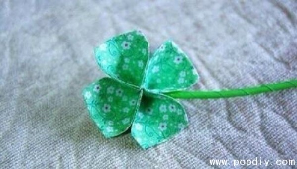 DIY creative handmade paper folding to make lucky four-leaf clover