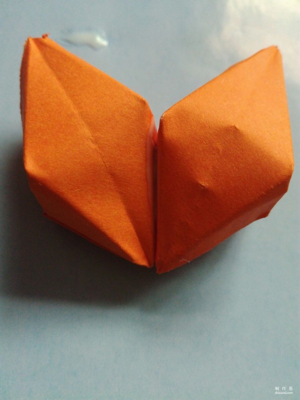 Simple hand-made origami method for children to make a three-dimensional hexagonal star