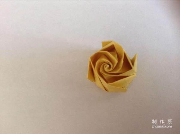 How to make origami roses with colored paper rolls