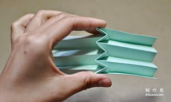 Picture tutorial on the simple method of folding a 3D bow