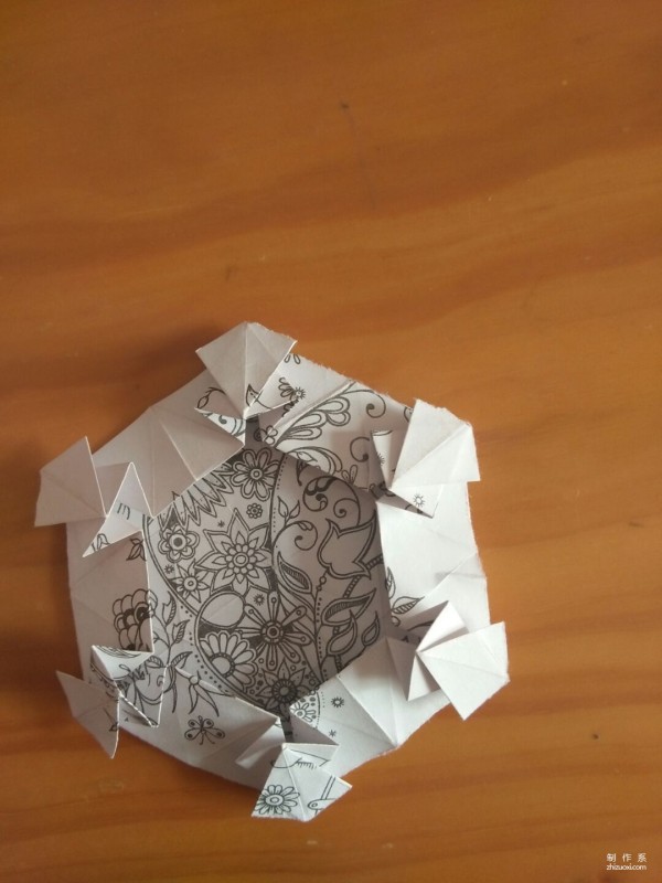 Simple and beautiful hand-made origami method of snowflake carton