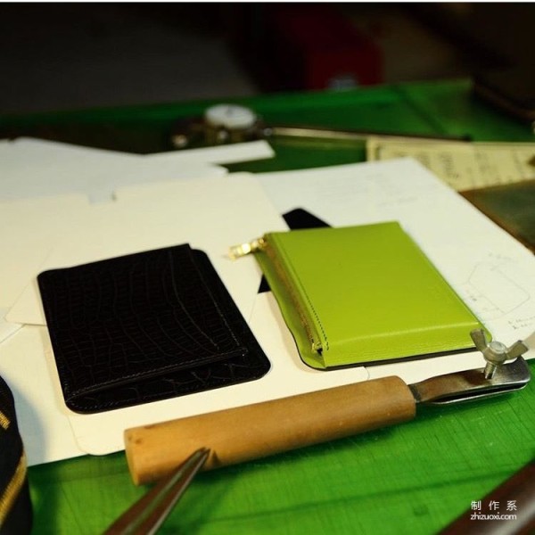 The production process of crocodile zipper bag (From go_leather)