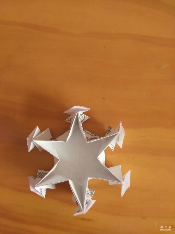 Simple and beautiful hand-made origami method of snowflake carton