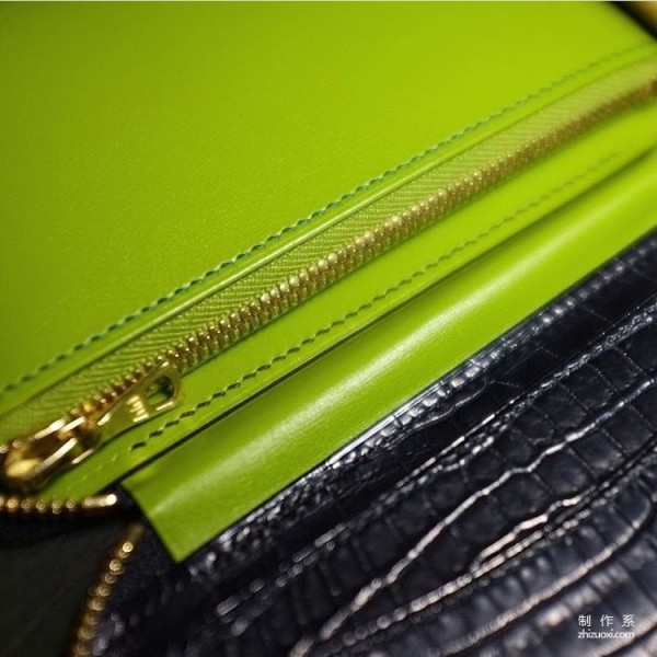 The production process of crocodile zipper bag (From go_leather)