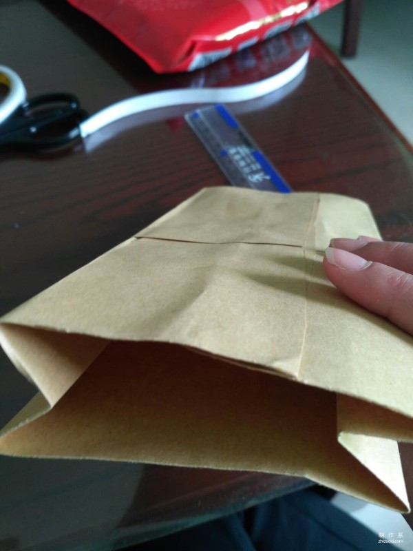 Illustration of the manual origami method of kraft paper packaging bags