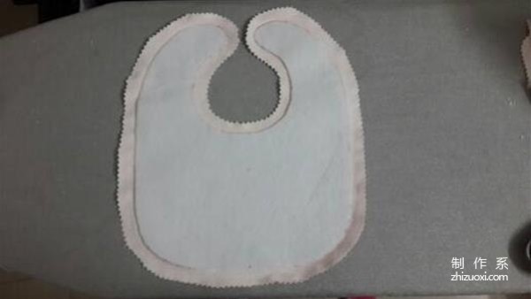 Make a particularly cute, simple and practical DIY fabric bunny bib for your baby. How to make handmade fabrics.