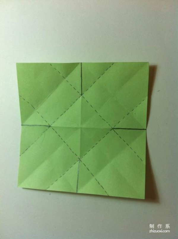 A piece of paper teaches you a simple four-leaf clover origami method with real-life illustrations