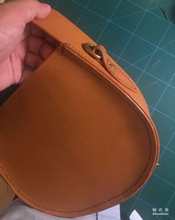 The production process of Hermès classic saddle bag