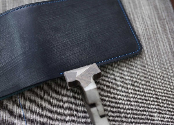 One of the methods of making handmade leather goods bulging: trimming the edges to make bulging