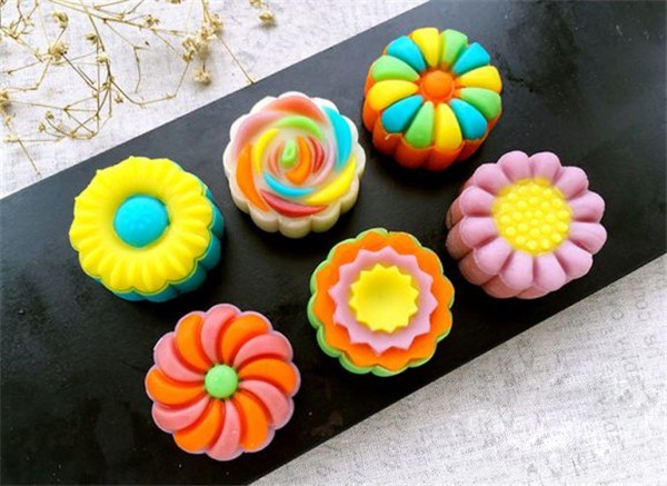 Appreciate the very creative hand-baked DIY creative Mid-Autumn moon cakes