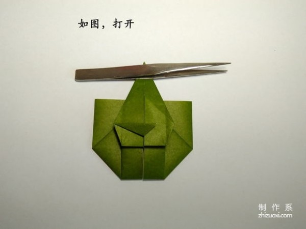 A step-by-step origami video tutorial from the super cute little tank KV-2 designed by Kaede Nakamura