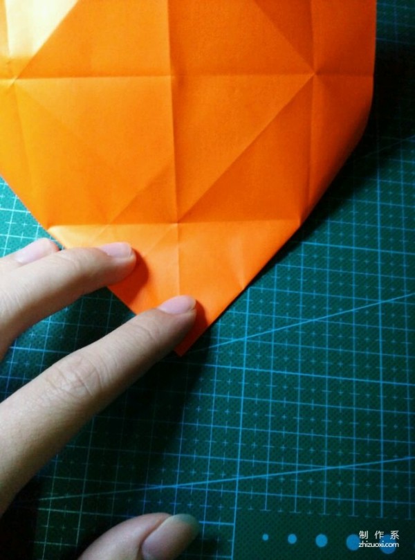 Origami method of folding a paper bird, real-life tutorial on origami of a small kingfisher