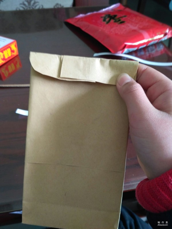 Illustration of the manual origami method of kraft paper packaging bags