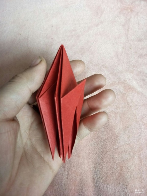 How to fold a lily, illustrated tutorial on origami lilies