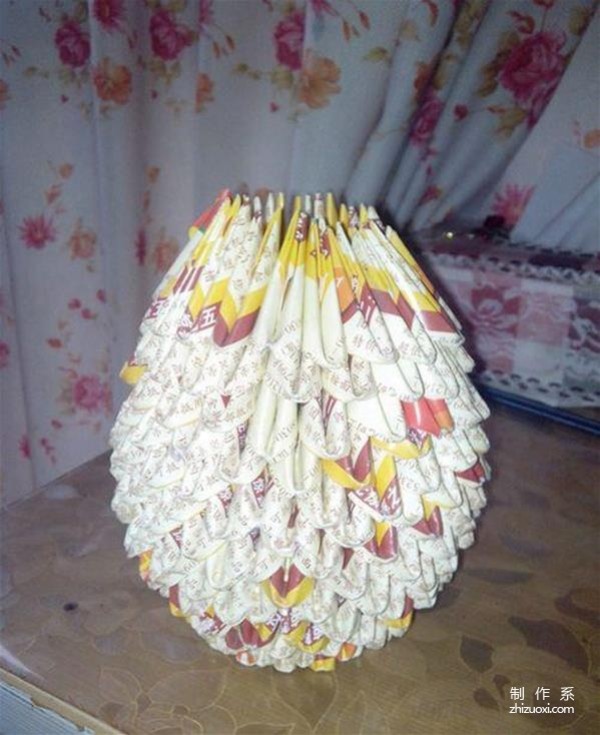 Detailed illustrated tutorial for hand-making triangular vase from discarded advertising paper