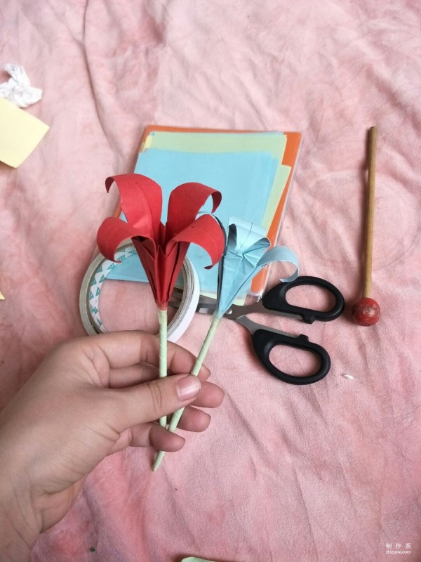 How to fold a lily, illustrated tutorial on origami lilies