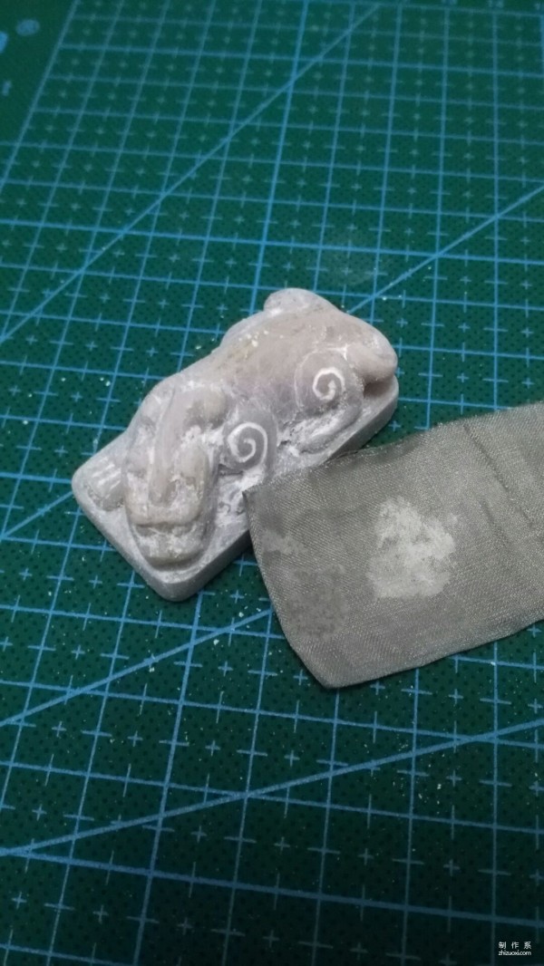 DIY method for hand carving Chihu jewelry