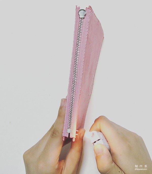 Make a magic zipper clutch