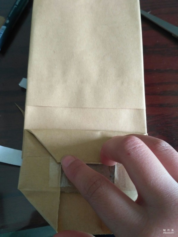 Illustration of the manual origami method of kraft paper packaging bags