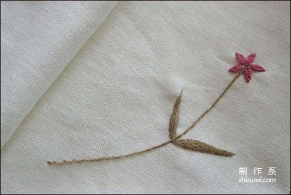 Illustrated tutorial on hand embroidery method of small daisy