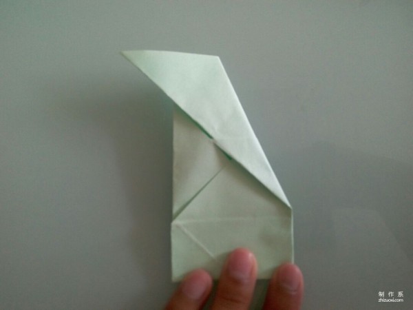 Illustrated tutorial on the manual origami method of angular paper boxes