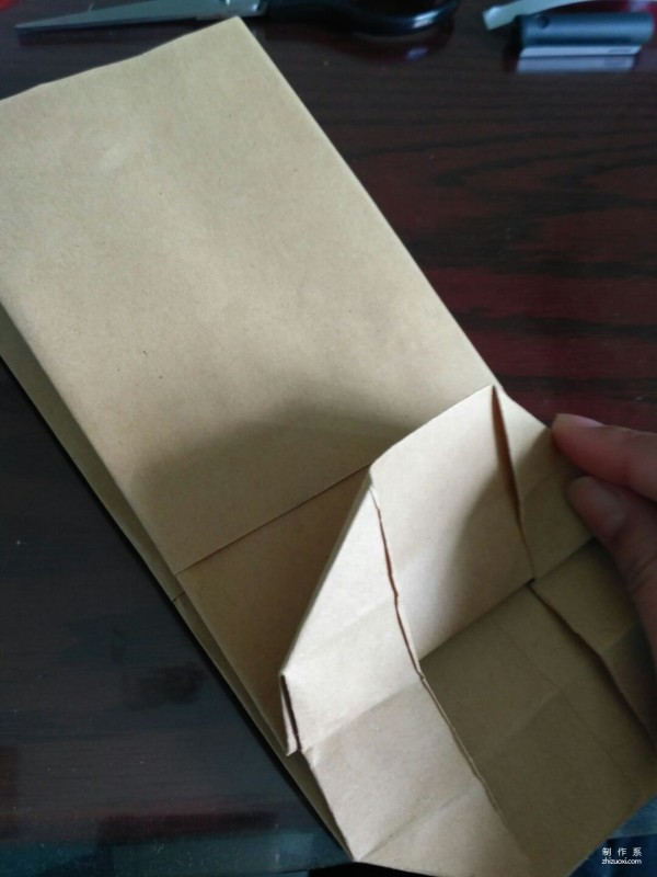 Illustration of the manual origami method of kraft paper packaging bags