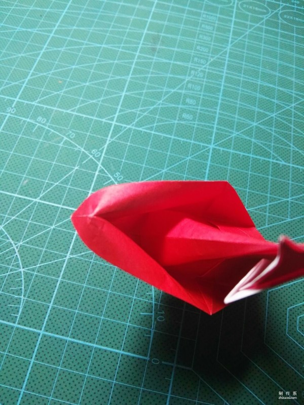 Illustrated tutorial on the origami method of the cute little fox