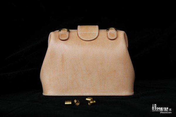 A simple gold bag that breaks away from vulgar taste