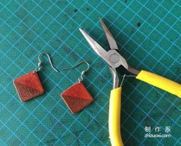 Tutorial on handmade DIY creative jewelry leather earrings and earrings