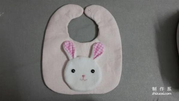 Make a particularly cute, simple and practical DIY fabric bunny bib for your baby. How to make handmade fabrics.