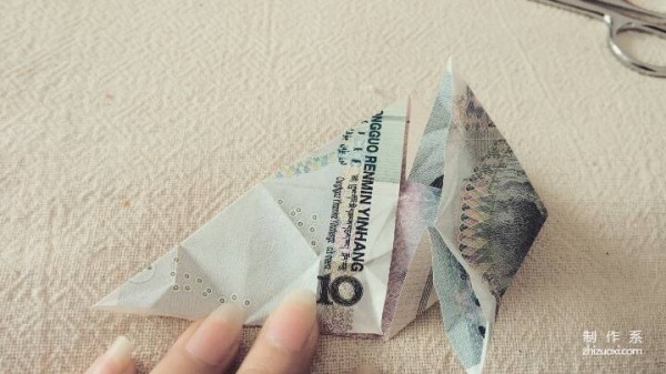 Creative origami paper money and heart, handmade tutorial on folding heart-shaped paper money