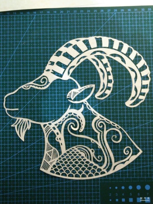 Tutorial on hand-carving pattern of paper-cut Capricorn handmade lampshade