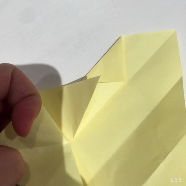 Detailed step-by-step illustration of creative origami for chicken red envelope